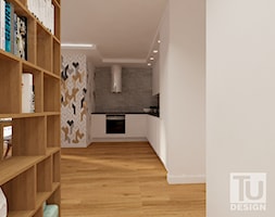 Projekt _ męskie wnętrze. - Średnia otwarta z kamiennym blatem biała szara z zabudowaną lodówką kuch ... - zdjęcie od TU Design - Homebook