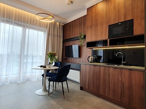 Apartament na najem krótkoterminowy nad Motławą - Mała otwarta czarna z kuchenką mikrofalową z nabla ... - zdjęcie od JMJ Interiors