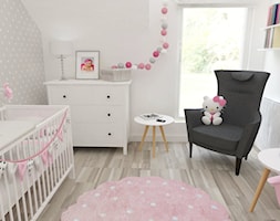 Pokój Julki - Średni biały szary pokój dziecka dla niemowlaka dla dziewczynki, styl skandynawski - zdjęcie od JMJ Interiors - Homebook