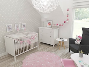 Pokój Julki - Średni biały szary pokój dziecka dla niemowlaka dla dziewczynki, styl skandynawski - zdjęcie od JMJ Interiors