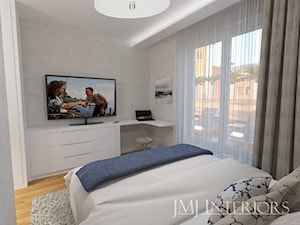 MIeszkanie w Gdańskim Alfa Parku - Mała biała z biurkiem sypialnia z balkonem / tarasem, styl nowoczesny - zdjęcie od JMJ Interiors