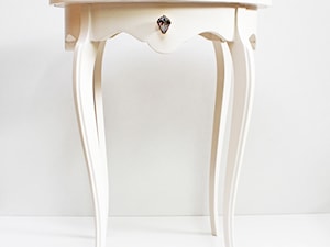 Drewniany waniliowy stolik z kryształem Swarovski