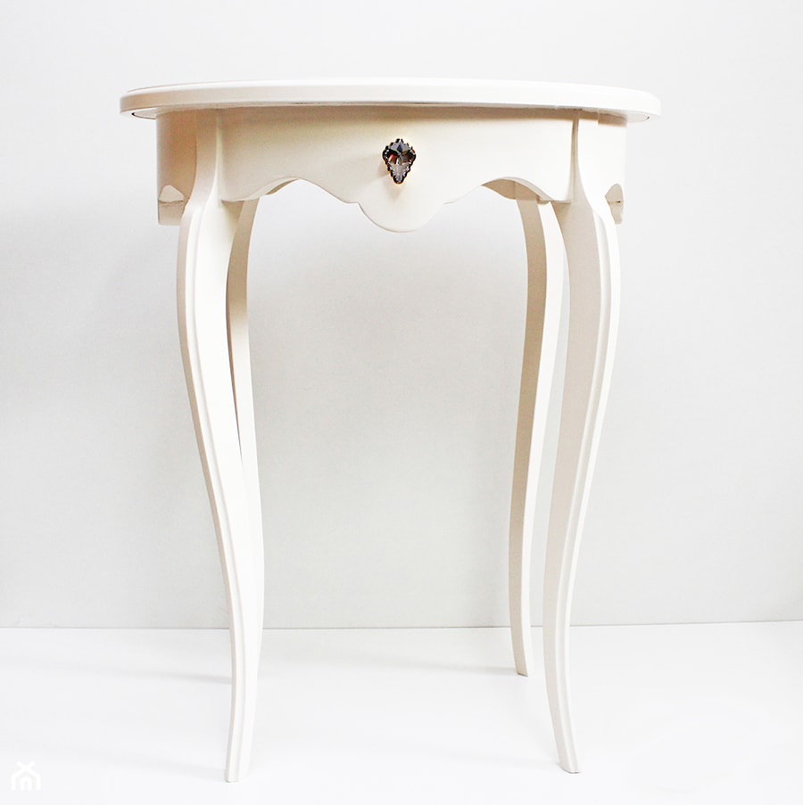 Drewniany waniliowy stolik z kryształem Swarovski - zdjęcie od EVA DESIGN