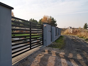 Ogrodzenie nowoczesne #2 - Z nawierzchnią pokrytą kostką brukową ogród przed domem, styl nowoczesny - zdjęcie od Wymarzone ogrodzenie