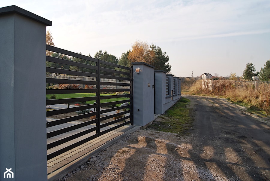 Ogrodzenie nowoczesne #2 - Z nawierzchnią pokrytą kostką brukową ogród przed domem, styl nowoczesny - zdjęcie od Wymarzone ogrodzenie