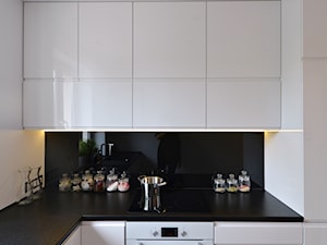 .5 - Średnia biała czarna kuchnia w kształcie litery l, styl nowoczesny - zdjęcie od Meble Wiśniewski MEBLO-MARK