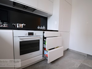 .5 - Średnia zamknięta z kamiennym blatem biała czarna z zabudowaną lodówką kuchnia jednorzędowa, styl nowoczesny - zdjęcie od Meble Wiśniewski MEBLO-MARK