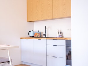 9 - Mała zamknięta beżowa biała z zabudowaną lodówką z nablatowym zlewozmywakiem kuchnia jednorzędowa, styl skandynawski - zdjęcie od Meble Wiśniewski MEBLO-MARK