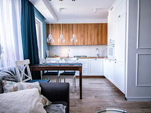 10 - Średnia otwarta z salonem biała z zabudowaną lodówką z nablatowym zlewozmywakiem kuchnia w kształcie litery l z oknem, styl glamour - zdjęcie od Meble Wiśniewski MEBLO-MARK