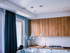 10 - Średnia otwarta biała niebieska z zabudowaną lodówką z podblatowym zlewozmywakiem kuchnia jednorzędowa z oknem, styl glamour - zdjęcie od Meble Wiśniewski MEBLO-MARK