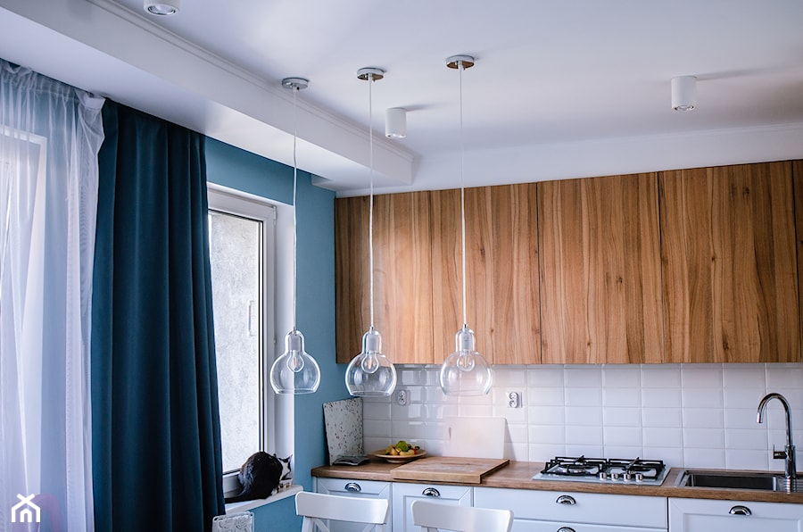 10 - Średnia otwarta biała niebieska z zabudowaną lodówką z podblatowym zlewozmywakiem kuchnia jednorzędowa z oknem, styl glamour - zdjęcie od Meble Wiśniewski MEBLO-MARK