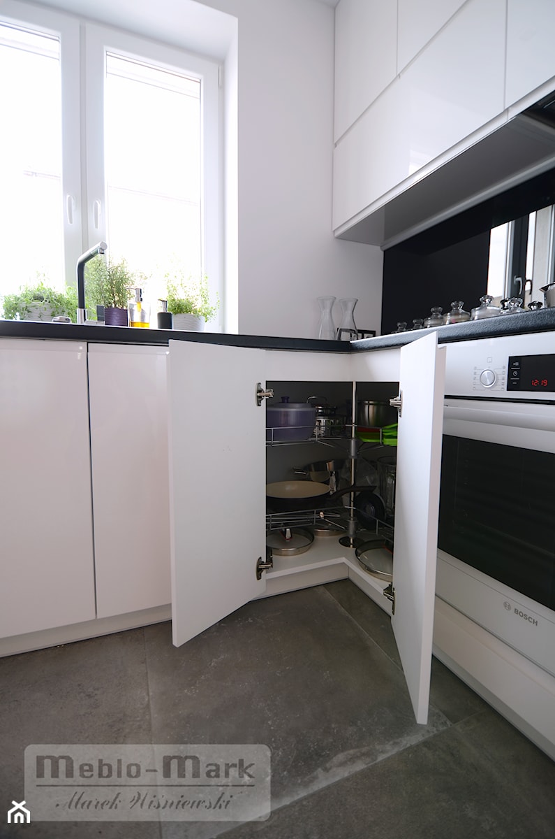 .5 - Średnia otwarta zamknięta biała z zabudowaną lodówką kuchnia w kształcie litery l, styl nowoczesny - zdjęcie od Meble Wiśniewski MEBLO-MARK