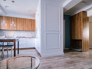 10 - Średnia otwarta z salonem biała z zabudowaną lodówką kuchnia w kształcie litery l z oknem, styl glamour - zdjęcie od Meble Wiśniewski MEBLO-MARK