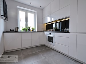 .5 - Średnia otwarta zamknięta biała z zabudowaną lodówką kuchnia w kształcie litery l z oknem, styl nowoczesny - zdjęcie od Meble Wiśniewski MEBLO-MARK