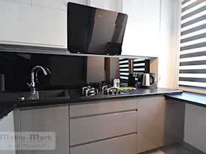 .4 - Mała z zabudowaną lodówką kuchnia w kształcie litery l z oknem, styl nowoczesny - zdjęcie od Meble Wiśniewski MEBLO-MARK