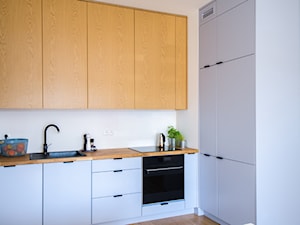 9 - Mała otwarta biała z zabudowaną lodówką z nablatowym zlewozmywakiem kuchnia w kształcie litery l, styl nowoczesny - zdjęcie od Meble Wiśniewski MEBLO-MARK