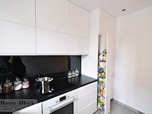 .5 - Średnia otwarta zamknięta biała czarna z zabudowaną lodówką kuchnia jednorzędowa, styl nowoczesny - zdjęcie od Meble Wiśniewski MEBLO-MARK