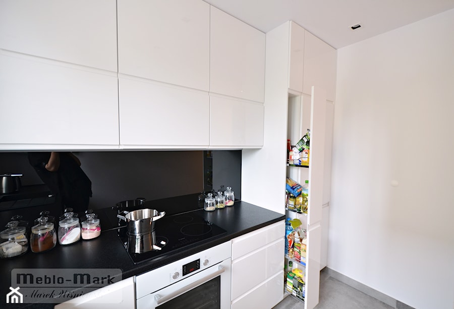 .5 - Średnia otwarta zamknięta biała czarna z zabudowaną lodówką kuchnia jednorzędowa, styl nowoczesny - zdjęcie od Meble Wiśniewski MEBLO-MARK
