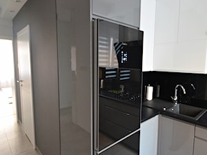 .4 - Średnia otwarta z lodówką wolnostojącą z nablatowym zlewozmywakiem kuchnia w kształcie litery l, styl nowoczesny - zdjęcie od Meble Wiśniewski MEBLO-MARK