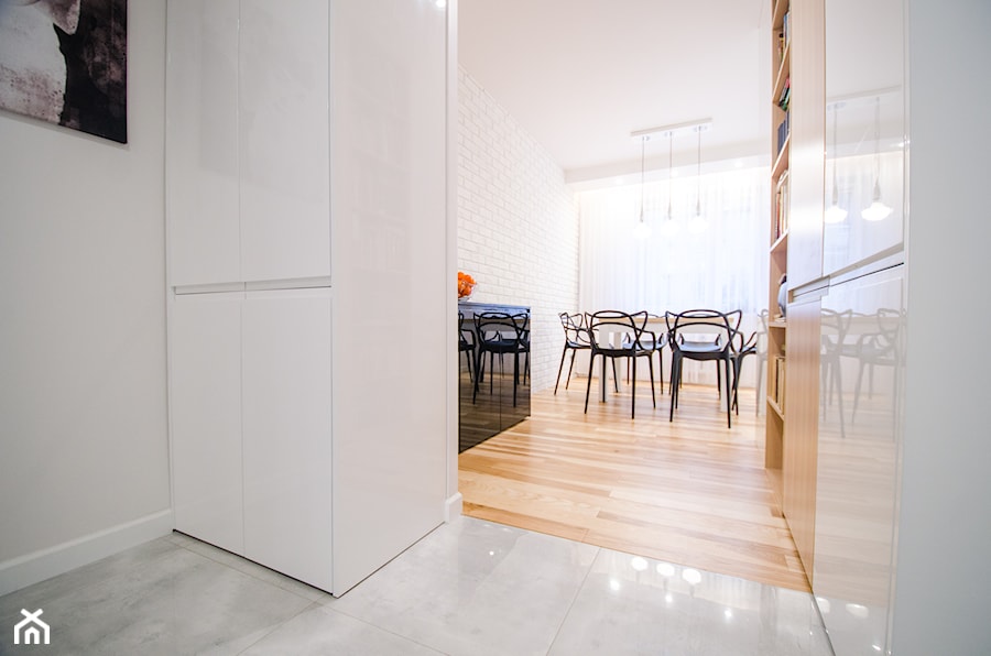7 - Średnia biała jadalnia jako osobne pomieszczenie, styl nowoczesny - zdjęcie od Meble Wiśniewski MEBLO-MARK