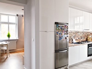 1 - Mała średnia otwarta z salonem z zabudowaną lodówką z lodówką wolnostojącą z nablatowym zlewozmywakiem kuchnia jednorzędowa z oknem, styl nowoczesny - zdjęcie od Meble Wiśniewski MEBLO-MARK