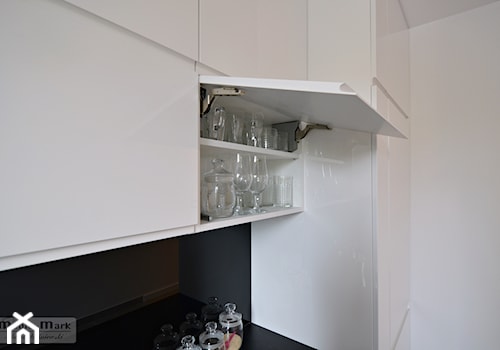 .5 - Mała zamknięta z kamiennym blatem biała czarna z zabudowaną lodówką kuchnia jednorzędowa, styl nowoczesny - zdjęcie od Meble Wiśniewski MEBLO-MARK