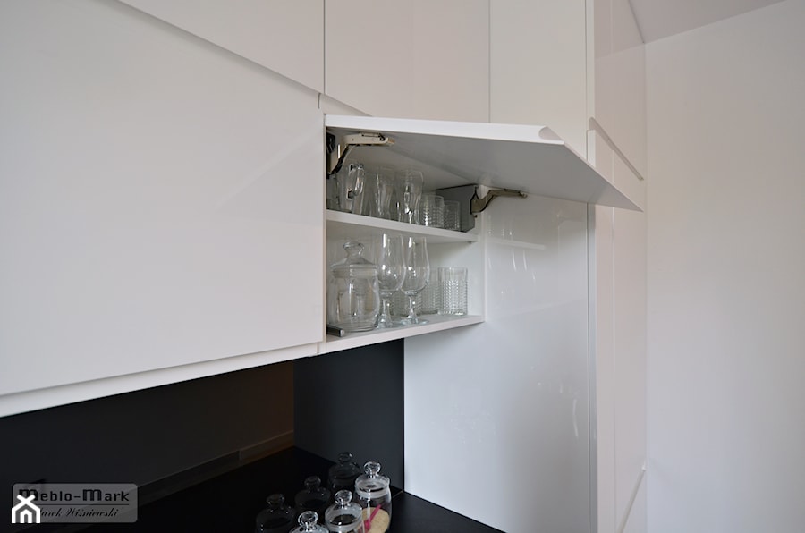 .5 - Mała zamknięta z kamiennym blatem biała czarna z zabudowaną lodówką kuchnia jednorzędowa, styl nowoczesny - zdjęcie od Meble Wiśniewski MEBLO-MARK
