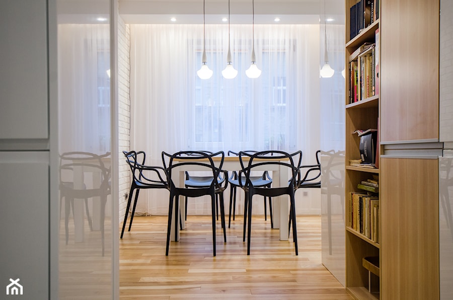 7 - Biała jadalnia jako osobne pomieszczenie, styl nowoczesny - zdjęcie od Meble Wiśniewski MEBLO-MARK