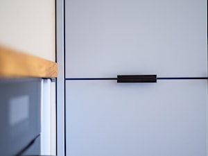 9 - Mała zamknięta z zabudowaną lodówką kuchnia jednorzędowa, styl skandynawski - zdjęcie od Meble Wiśniewski MEBLO-MARK