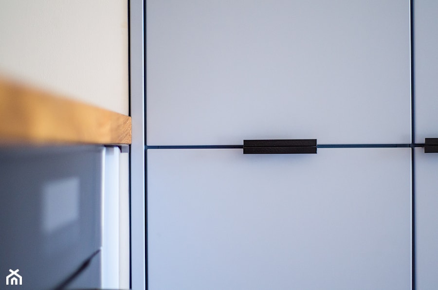 9 - Mała zamknięta z zabudowaną lodówką kuchnia jednorzędowa, styl skandynawski - zdjęcie od Meble Wiśniewski MEBLO-MARK