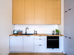 9 - Mała zamknięta biała z zabudowaną lodówką z nablatowym zlewozmywakiem kuchnia w kształcie litery l, styl nowoczesny - zdjęcie od Meble Wiśniewski MEBLO-MARK