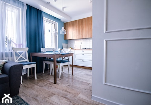 10 - Mała otwarta z salonem biała niebieska z zabudowaną lodówką kuchnia jednorzędowa z oknem, styl glamour - zdjęcie od Meble Wiśniewski MEBLO-MARK