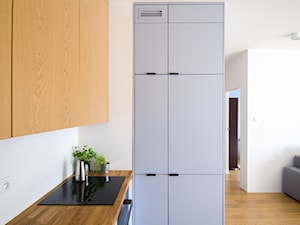 9 - Mała otwarta z salonem biała z zabudowaną lodówką kuchnia w kształcie litery l, styl nowoczesny - zdjęcie od Meble Wiśniewski MEBLO-MARK