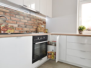 1 - Średnia biała z zabudowaną lodówką z podblatowym zlewozmywakiem kuchnia w kształcie litery l, styl skandynawski - zdjęcie od Meble Wiśniewski MEBLO-MARK