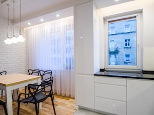 7 - Mała otwarta z kamiennym blatem biała kuchnia w kształcie litery l z oknem, styl nowoczesny - zdjęcie od Meble Wiśniewski MEBLO-MARK