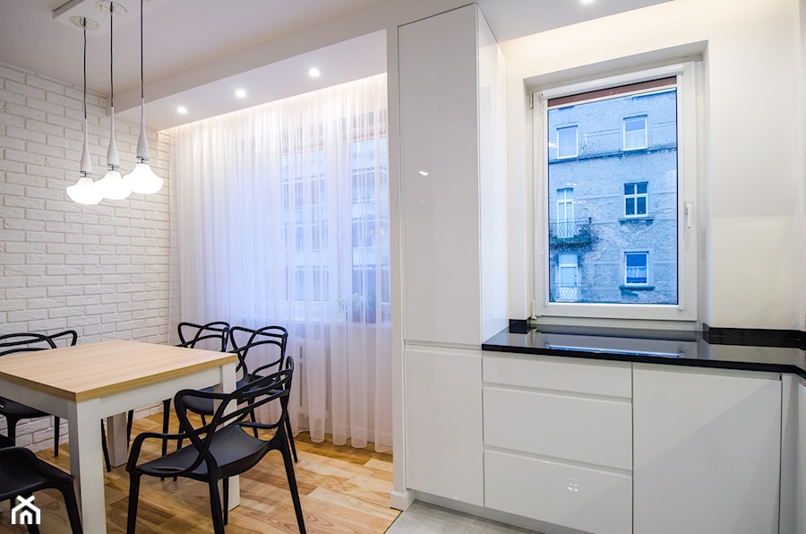 7 - Mała otwarta z kamiennym blatem biała kuchnia w kształcie litery l z oknem, styl nowoczesny - zdjęcie od Meble Wiśniewski MEBLO-MARK
