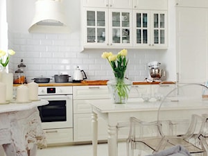 Średnia zamknięta biała z zabudowaną lodówką kuchnia jednorzędowa, styl prowansalski - zdjęcie od agnieszka.kanka