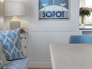 Sopot Apartament z widokiem, - Beżowa jadalnia w salonie, styl tradycyjny - zdjęcie od Katarzyna Kraszewska Architektura Wnętrz