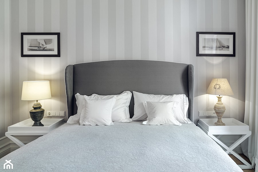 Sopot Apartament z widokiem, - Mała biała szara sypialnia, styl tradycyjny - zdjęcie od Katarzyna Kraszewska Architektura Wnętrz