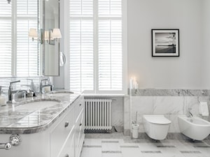 Sopot Apartament z widokiem, - Średnia na poddaszu z dwoma umywalkami łazienka z oknem, styl tradycyjny - zdjęcie od Katarzyna Kraszewska Architektura Wnętrz