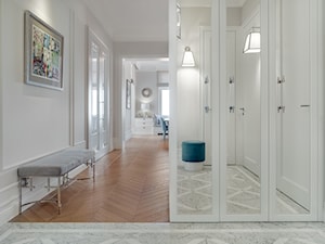 Sopot Apartament z widokiem, - Duży biały hol / przedpokój, styl tradycyjny - zdjęcie od Katarzyna Kraszewska Architektura Wnętrz