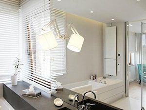Dom Konstancin - Duża z dwoma umywalkami z punktowym oświetleniem łazienka z oknem, styl nowoczesny - zdjęcie od Katarzyna Kraszewska Architektura Wnętrz