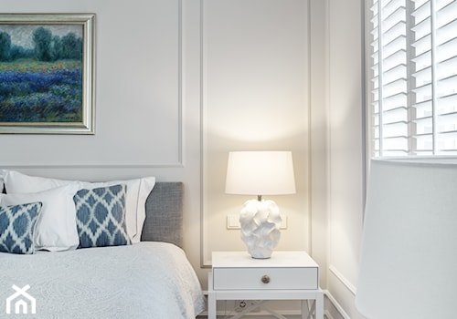 Sopot Apartament z widokiem, - Średnia biała z panelami tapicerowanymi sypialnia, styl tradycyjny - zdjęcie od Katarzyna Kraszewska Architektura Wnętrz