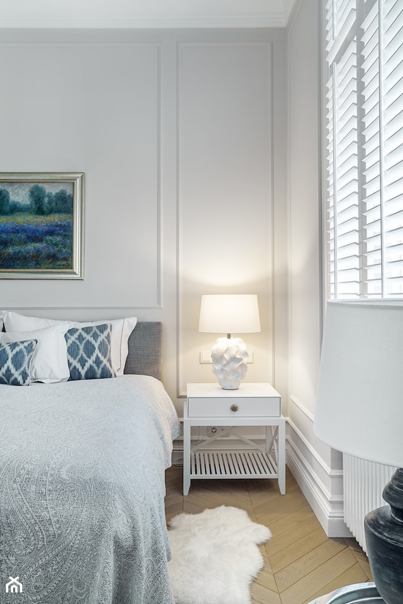 Sopot Apartament z widokiem, - Średnia biała z panelami tapicerowanymi sypialnia, styl tradycyjny - zdjęcie od Katarzyna Kraszewska Architektura Wnętrz
