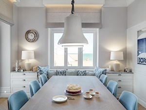 Sopot Apartament z widokiem, - Duża biała jadalnia jako osobne pomieszczenie, styl tradycyjny - zdjęcie od Katarzyna Kraszewska Architektura Wnętrz