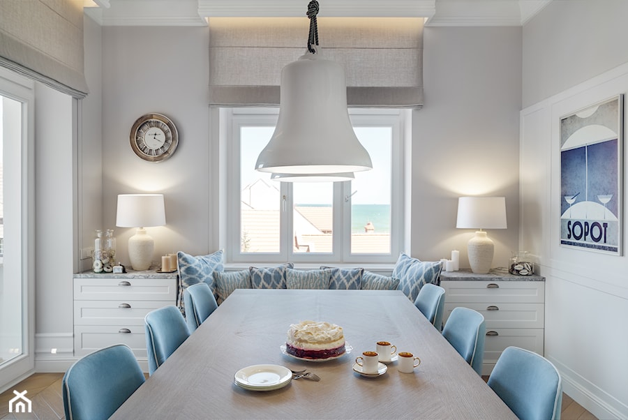 Sopot Apartament z widokiem, - Duża biała jadalnia jako osobne pomieszczenie, styl tradycyjny - zdjęcie od Katarzyna Kraszewska Architektura Wnętrz