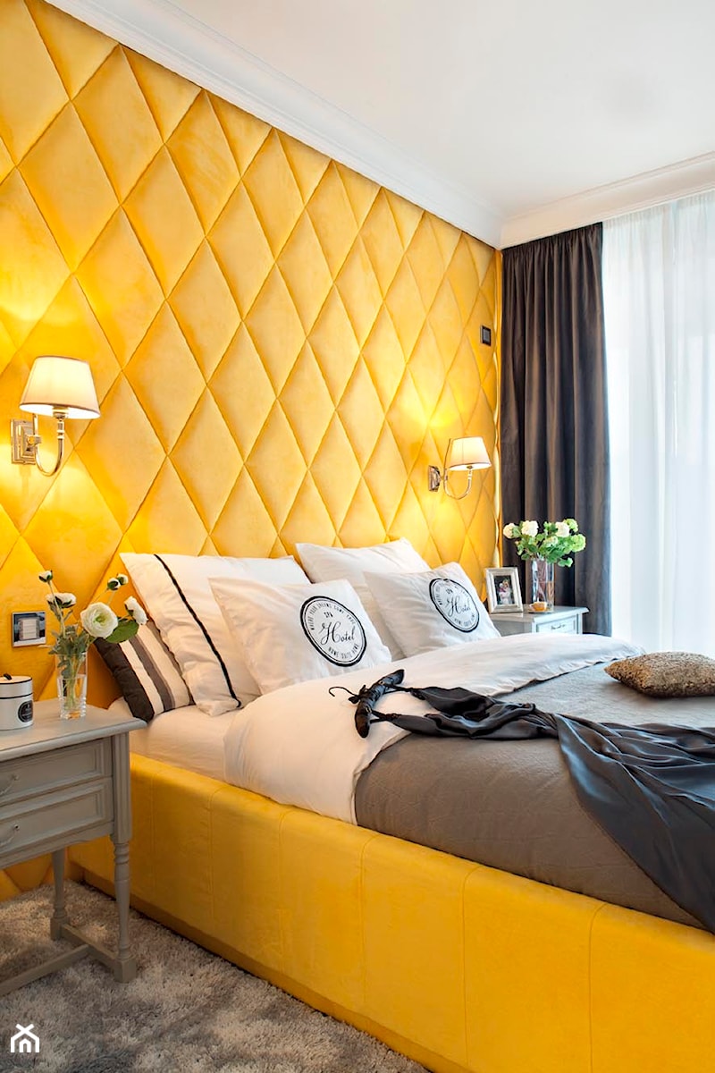 Żółta klasyczna sypialnia - zdjęcie od Katarzyna Kraszewska Architektura Wnętrz