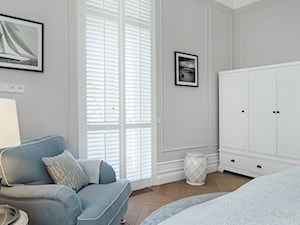 Sopot Apartament z widokiem, - Średnia szara z panelami tapicerowanymi sypialnia, styl tradycyjny - zdjęcie od Katarzyna Kraszewska Architektura Wnętrz