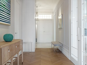 Sopot Apartament z widokiem, - Średni beżowy biały hol / przedpokój, styl tradycyjny - zdjęcie od Katarzyna Kraszewska Architektura Wnętrz