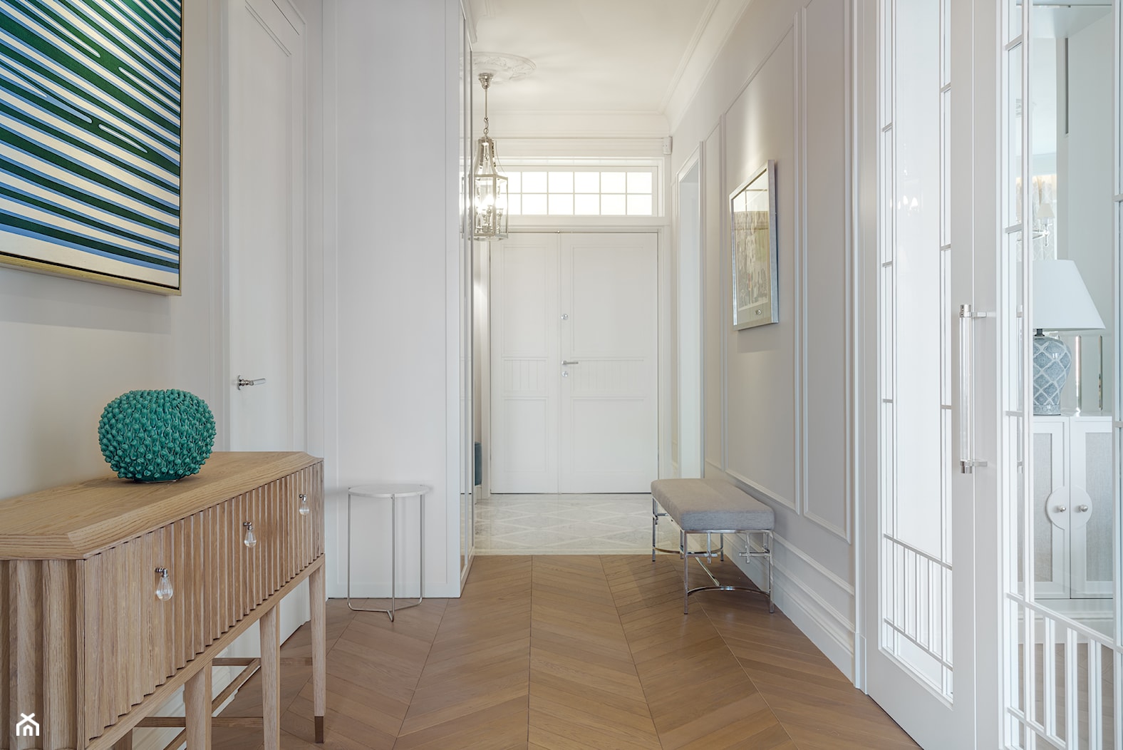 Sopot Apartament z widokiem, - Średni beżowy biały hol / przedpokój, styl tradycyjny - zdjęcie od Katarzyna Kraszewska Architektura Wnętrz - Homebook